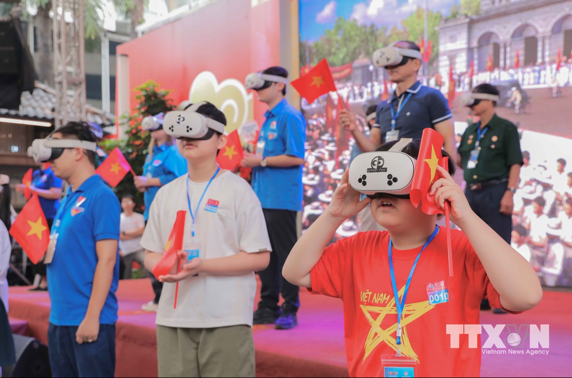 Qua công nghệ thực tế ảo (VR), người tham gia được sống lại những thời điểm lịch sử dân tộc qua hình thức trực quan, sinh động. (Ảnh: Phan Phương/TTXVN)